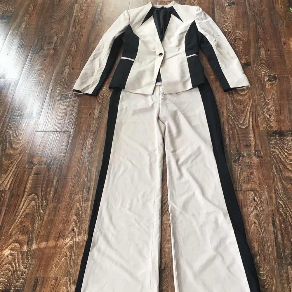 Gianni Bini Sz 2, 2 Pc Beige Blazer Pant Suit Set
